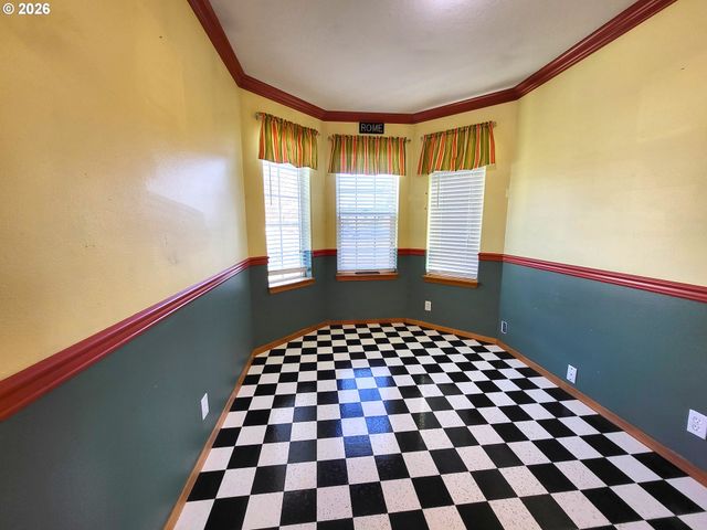 3884 SHENSTONE Dr, Eugene, OR 97404