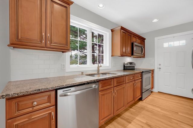 66 Lee St, East Longmeadow, MA 01028