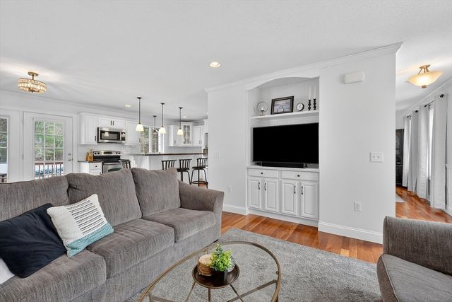 66 Lee St, East Longmeadow, MA 01028