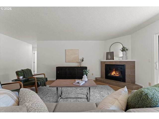 12025 Sw SPRINGWOOD Dr, Portland, OR 97223