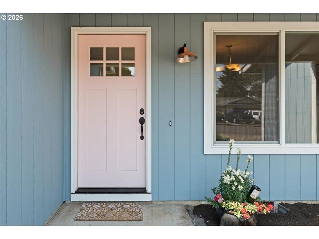 12025 Sw SPRINGWOOD Dr, Portland, OR 97223