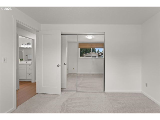 12025 Sw SPRINGWOOD Dr, Portland, OR 97223