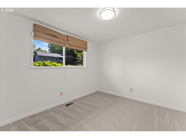 12025 Sw SPRINGWOOD Dr, Portland, OR 97223