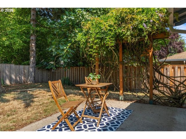 12025 Sw SPRINGWOOD Dr, Portland, OR 97223