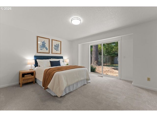 12025 Sw SPRINGWOOD Dr, Portland, OR 97223