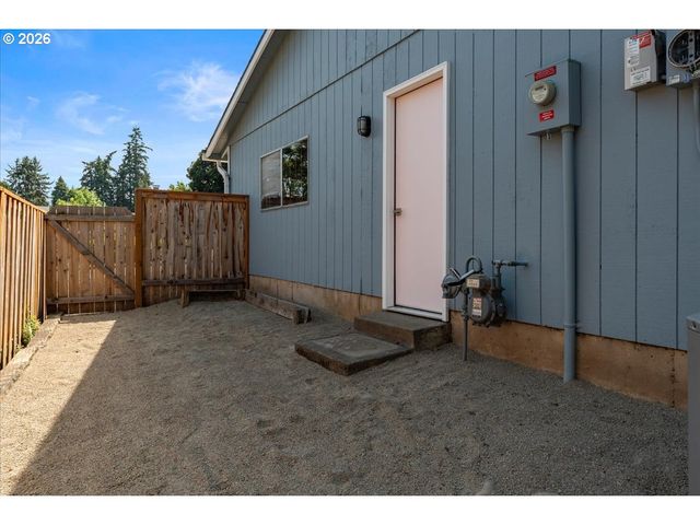 12025 Sw SPRINGWOOD Dr, Portland, OR 97223