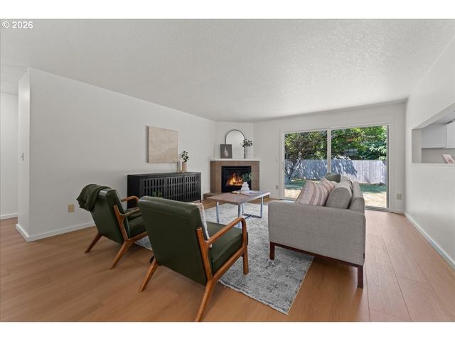 12025 Sw SPRINGWOOD Dr, Portland, OR 97223