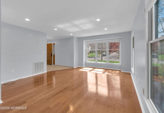 27 Oakland Road, Parlin, NJ 08859