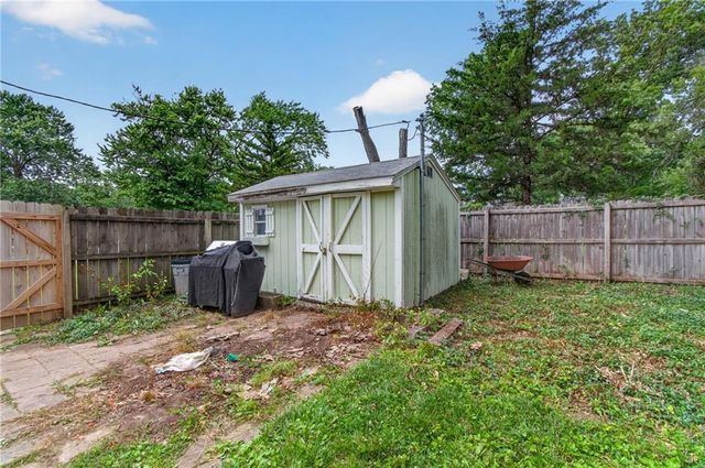 8427 England Street, Overland Park, KS 66212