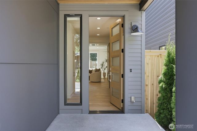 10026 Slater Avenue NE, Kirkland, WA 98033