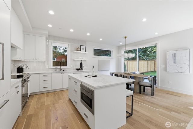 10026 Slater Avenue NE, Kirkland, WA 98033