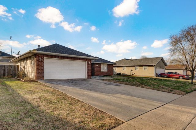 5567 S Jefferson Avenue, Springfield, MO 65810