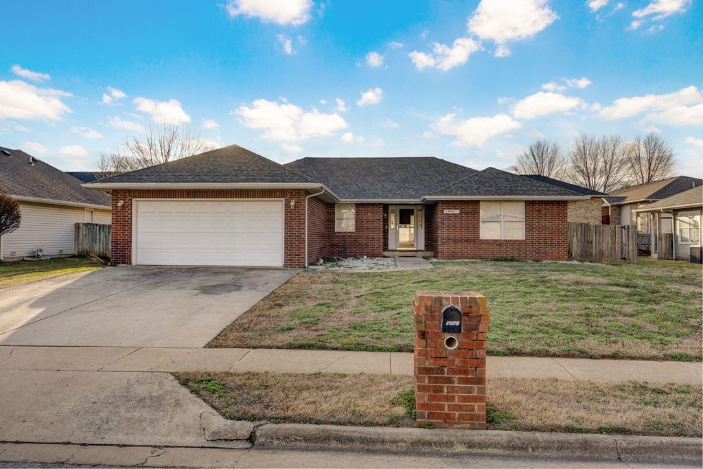 5567 S Jefferson Avenue, Springfield, MO 65810