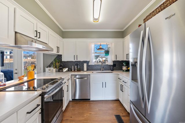 8 Walnut Valley Drive, Little Rock, AR 72211