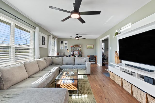 8 Walnut Valley Drive, Little Rock, AR 72211