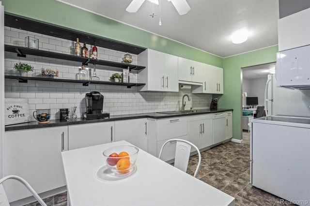 21392 E Glen Haven Circle, Northville, MI 48167