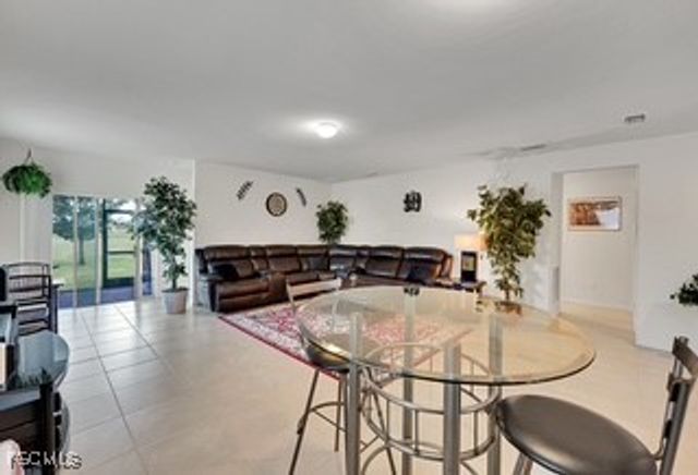 927 SE 5th CT, Cape Coral, FL 33990