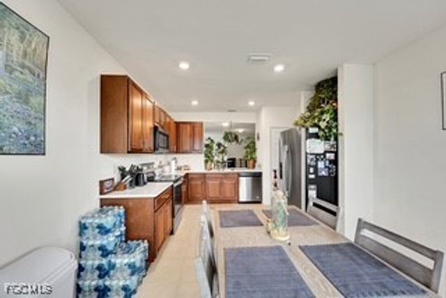 927 SE 5th CT, Cape Coral, FL 33990