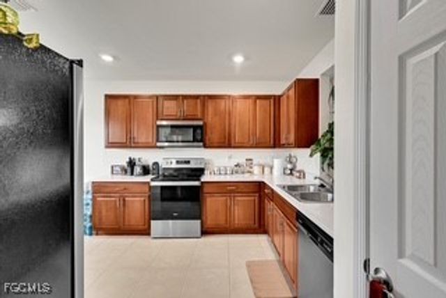 927 SE 5th CT, Cape Coral, FL 33990