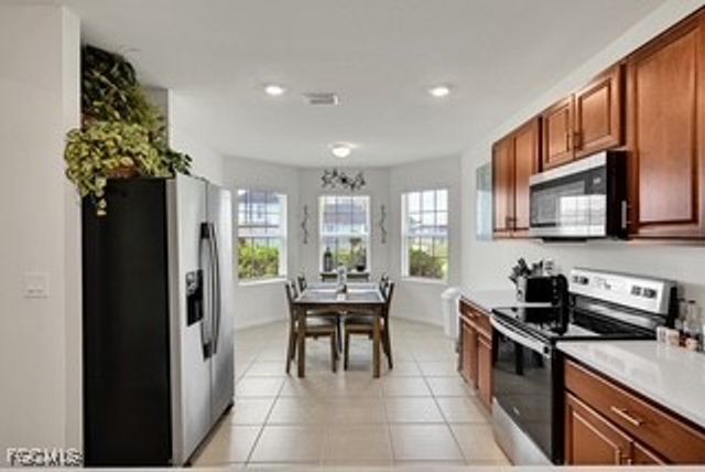 927 SE 5th CT, Cape Coral, FL 33990