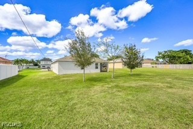 927 SE 5th CT, Cape Coral, FL 33990