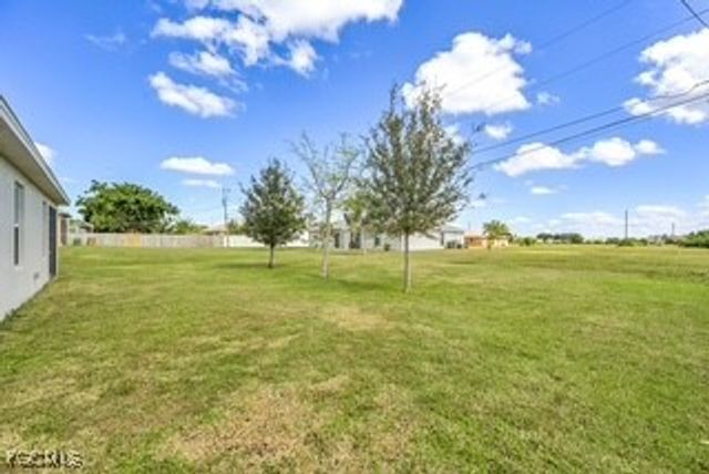 927 SE 5th CT, Cape Coral, FL 33990