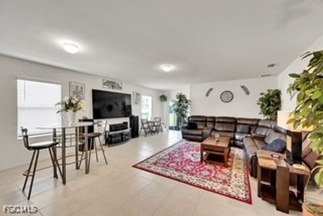 927 SE 5th CT, Cape Coral, FL 33990