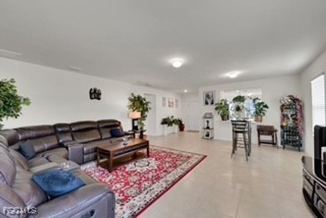 927 SE 5th CT, Cape Coral, FL 33990