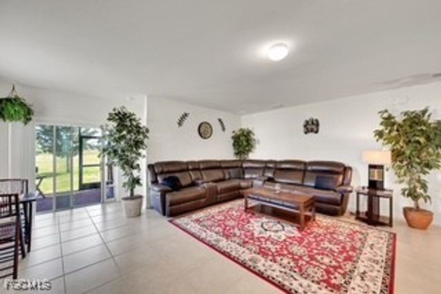 927 SE 5th CT, Cape Coral, FL 33990