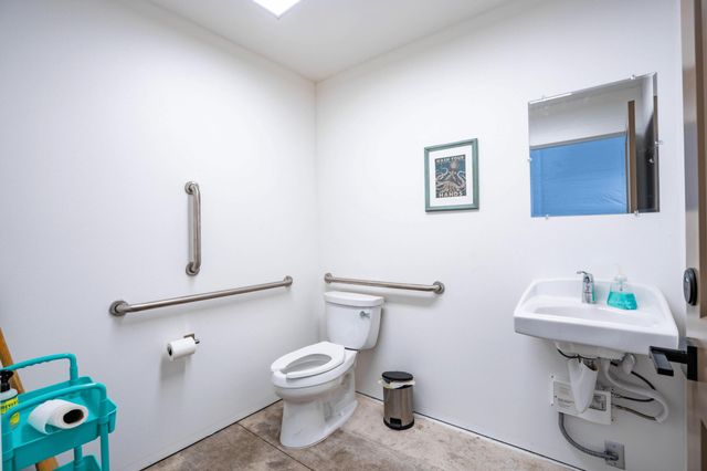 2074 Commerce Drive 103, Medford, OR 97504