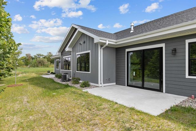 3026 COMMUNITY WAY, Menasha, WI 54952