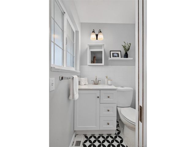 7650 S Kit Carson Dr, Centennial, CO 80122