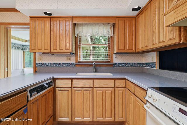 2724 Windsor Forest Dr, Louisville, KY 40272