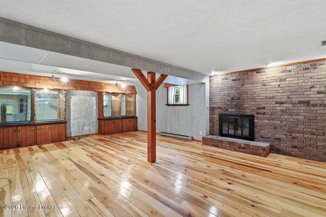 2724 Windsor Forest Dr, Louisville, KY 40272