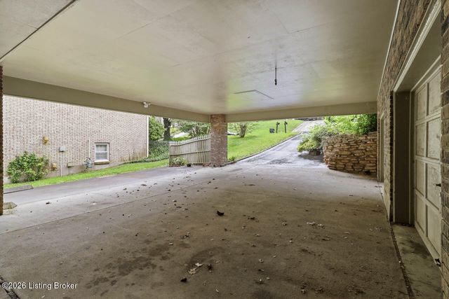 2724 Windsor Forest Dr, Louisville, KY 40272