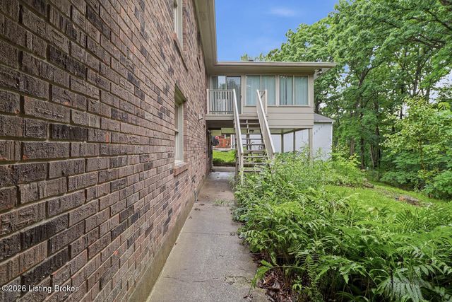 2724 Windsor Forest Dr, Louisville, KY 40272