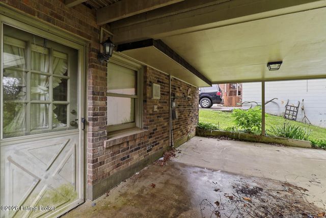 2724 Windsor Forest Dr, Louisville, KY 40272