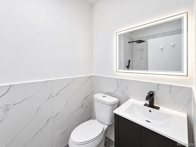 8961 Clinton River Road, Sterling Heights, MI 48314