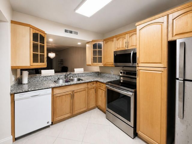 3516 Whitehall Drive 105, West Palm Beach, FL 33401