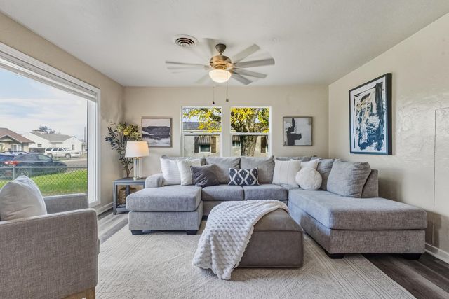 1750 Elmwood Ave, Stockton, CA 95204