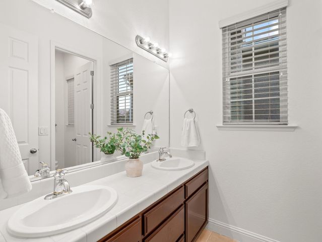 8683 N Richelle Avenue, Fresno, CA 93720