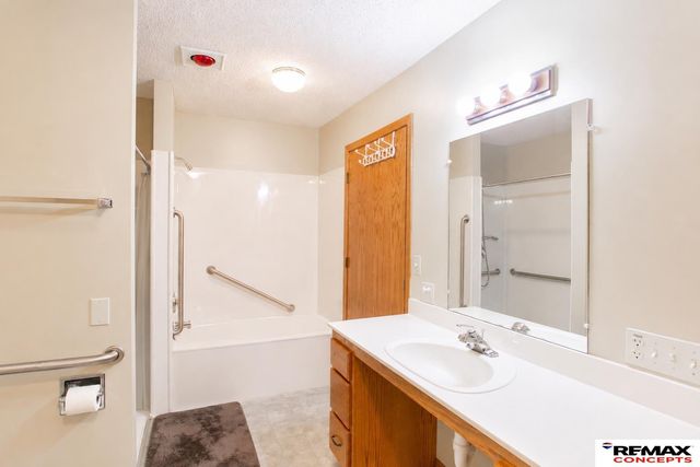5600 Cloudburst Lane, Lincoln, NE 68521