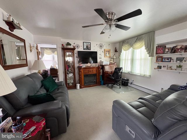 15 S FORKLANDING RD, Maple Shade, NJ 08052