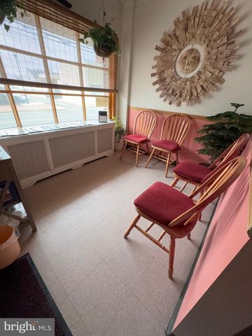 15 S FORKLANDING RD, Maple Shade, NJ 08052