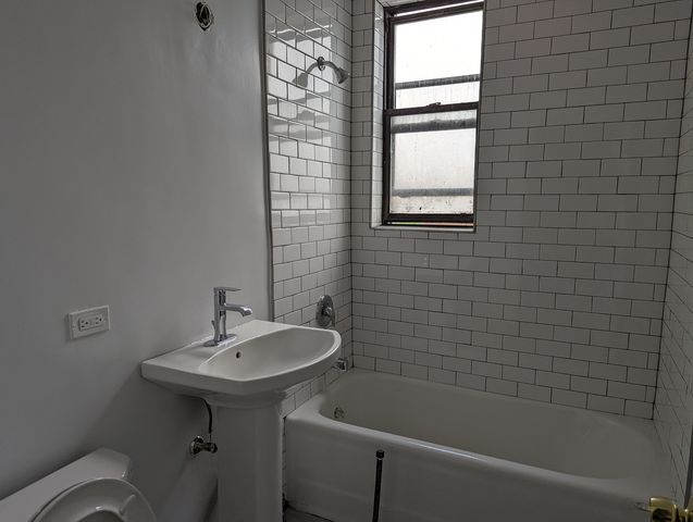 3335 W Diversey Avenue 323, Chicago, IL 60647
