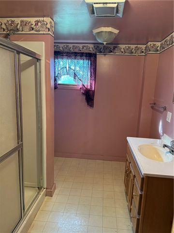 319 Duquesne St, New Castle, PA 16101