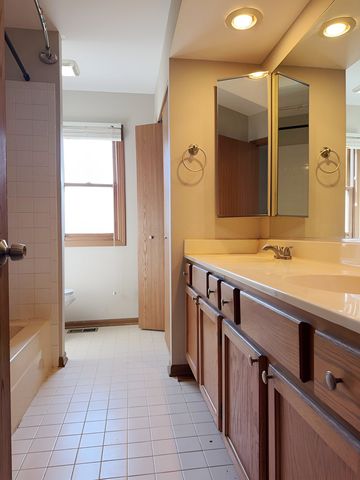 731 Roaring Brook Lane, Algonquin, IL 60102