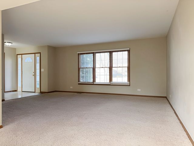 731 Roaring Brook Lane, Algonquin, IL 60102