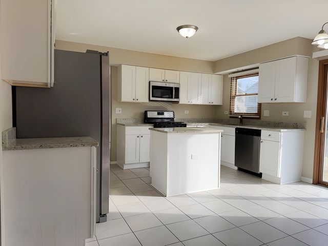 731 Roaring Brook Lane, Algonquin, IL 60102
