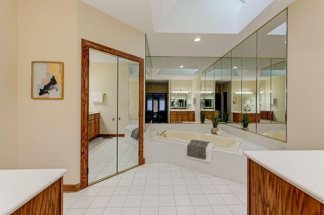 68 Berkshire Court, Burr Ridge, IL 60527